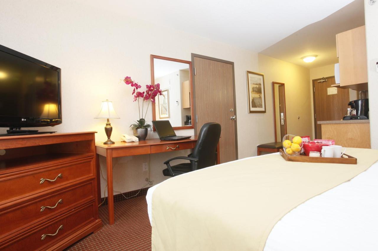 Stonebridge Hotel Dawson Creek Bagian luar foto