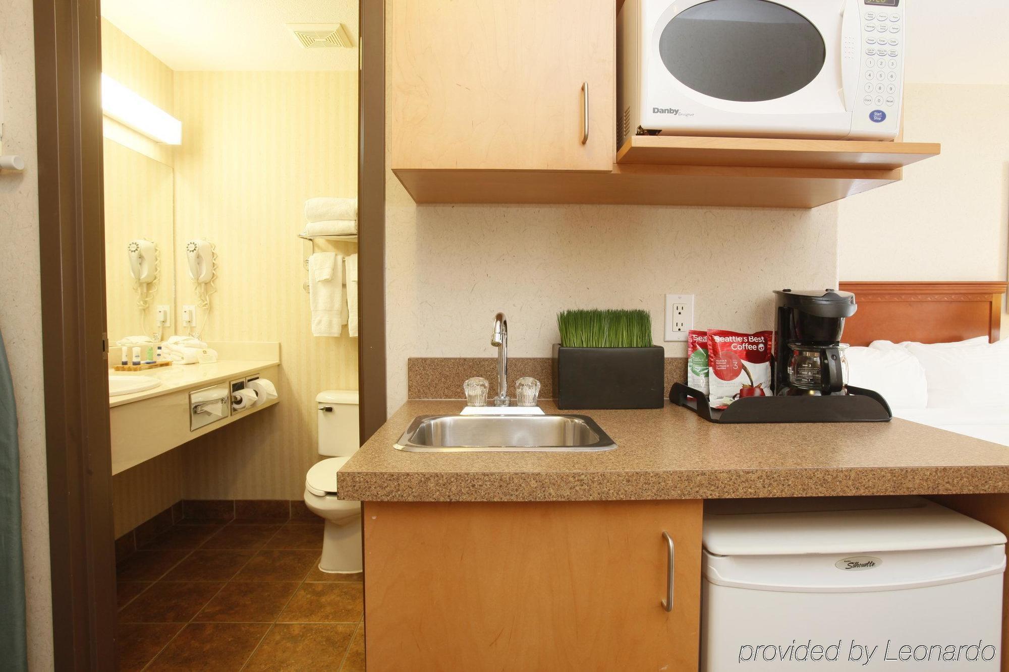 Stonebridge Hotel Dawson Creek Bagian luar foto