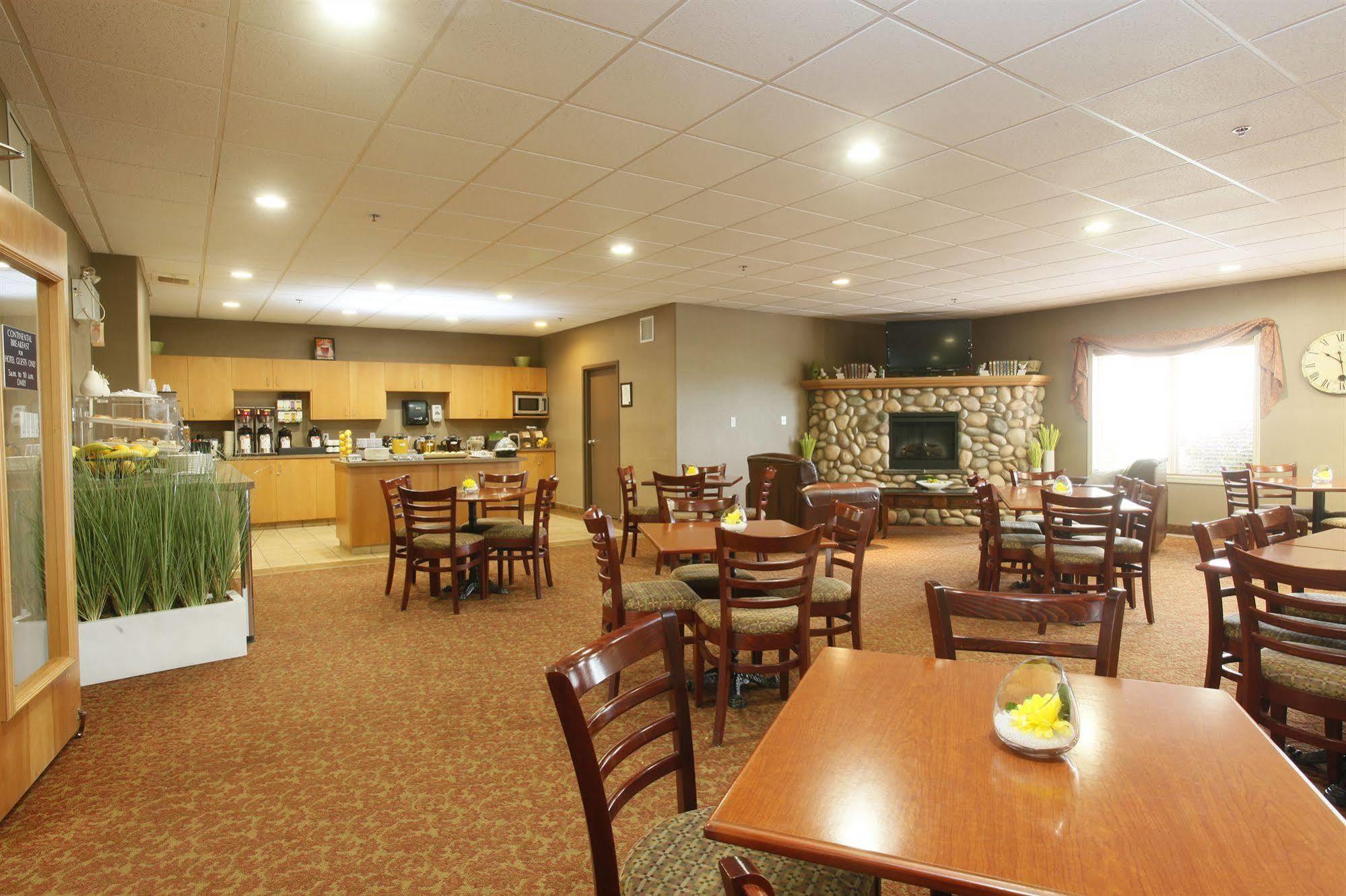 Stonebridge Hotel Dawson Creek Bagian luar foto